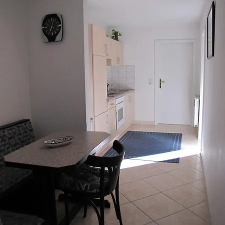 Se-lf Apartment *